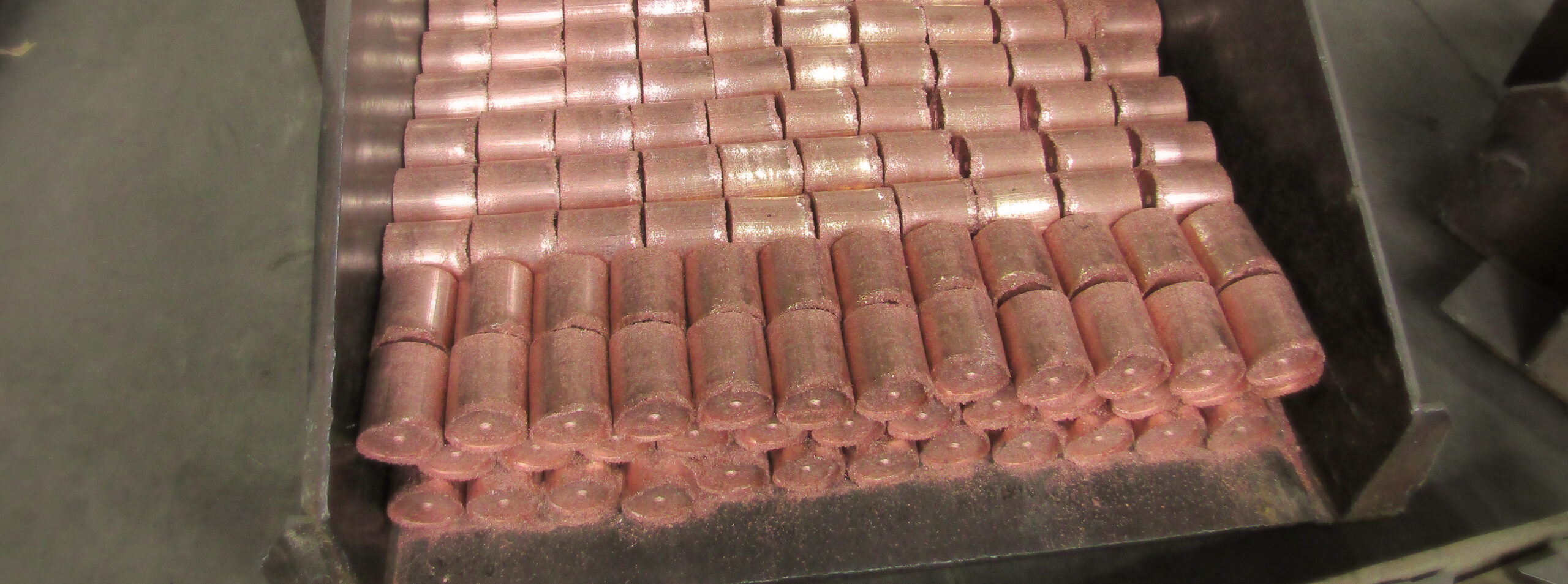 Готові брикети мідної катанки після пресування
